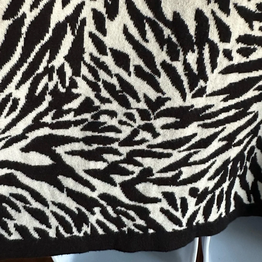 Dana Buchman | Black and White Animal Print V-Neck Zebra Pullover Top Sz XL. EUC - Picture 5 of 9